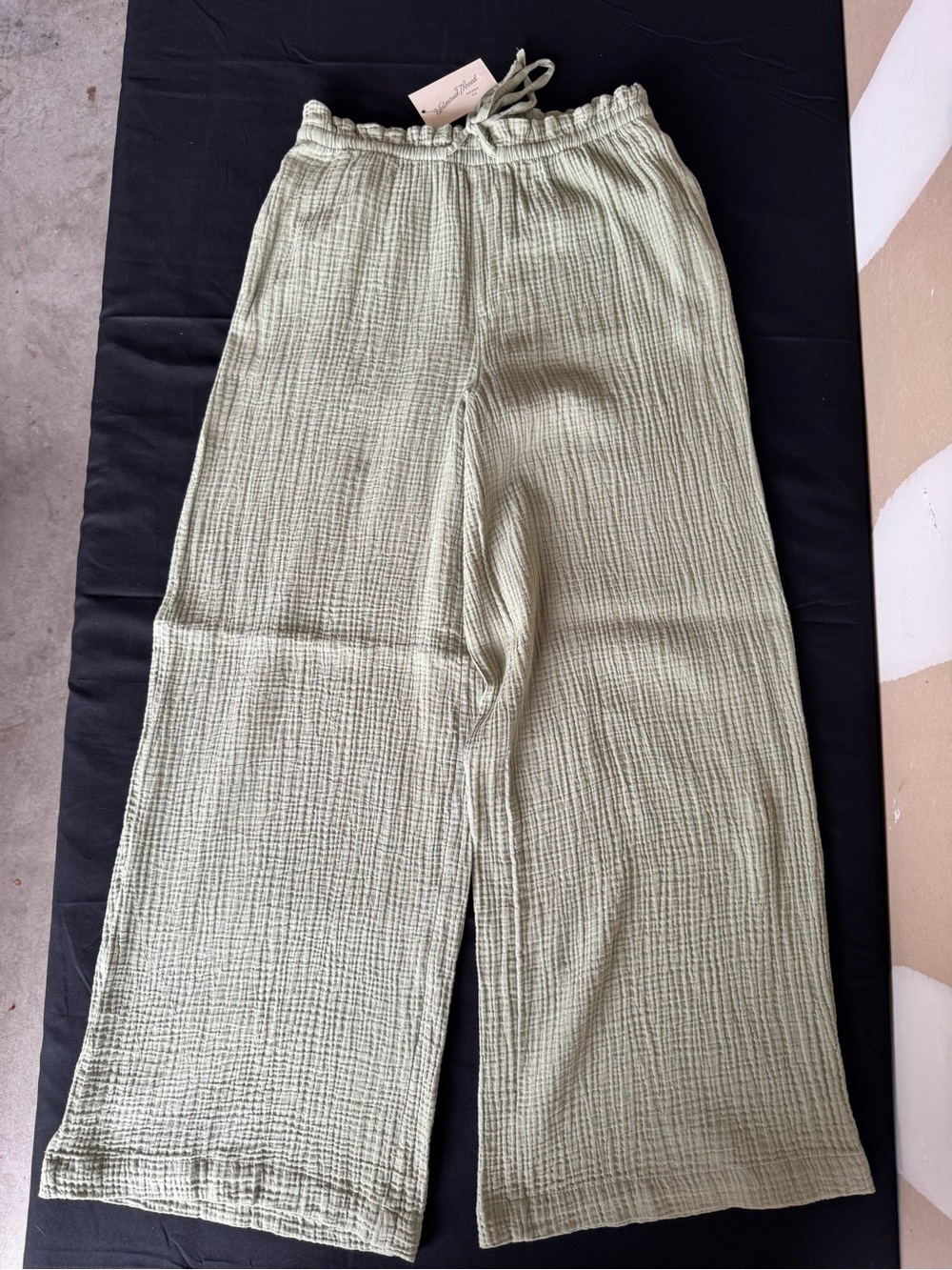 NWT Universal Thread Light Sage Green Crinkle Gauze Wide Leg Pants Women's M - Picture 1 of 3